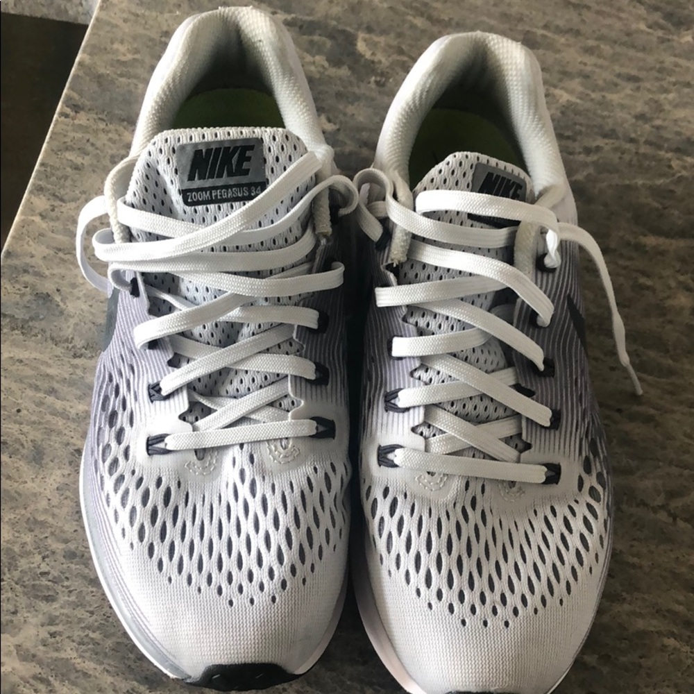 Women’s Nike size 8 zoom Pegasus running shoes